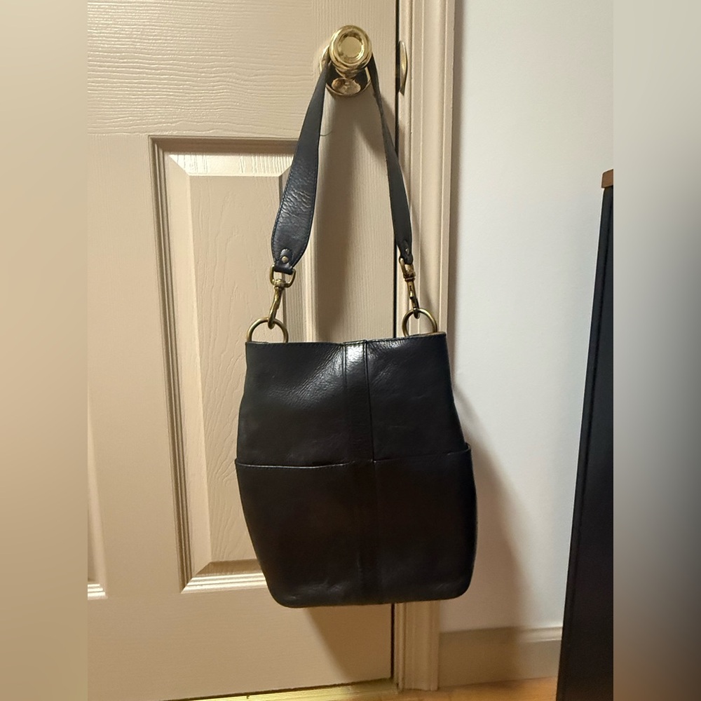FRYE. Black leather bucket bag.
